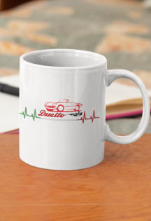Tasse mit Duetto Herzschlag Motiv ein ideales Geschenk für Alfa Romeo Fans. auto-emotion.net